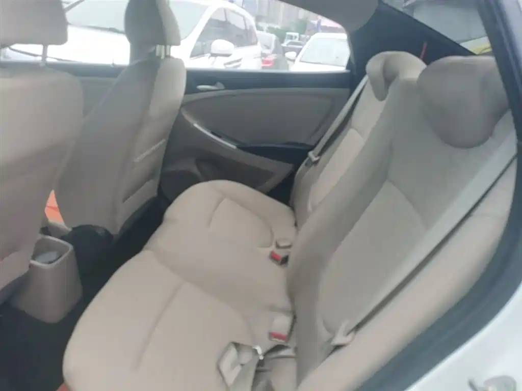 Hyundai Verna 2014 1.4L Manual Smart GLS фото 17