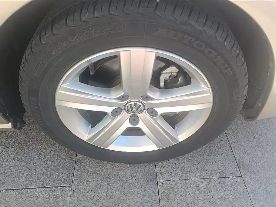 Volkswagen Golf 2017 1.6L Auto Comfort Millionth Edition фото 6