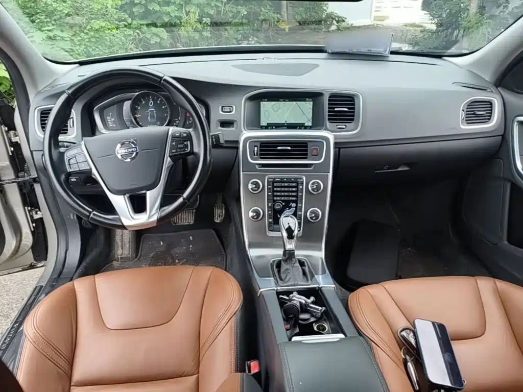 صورة 10 - Volvo S60