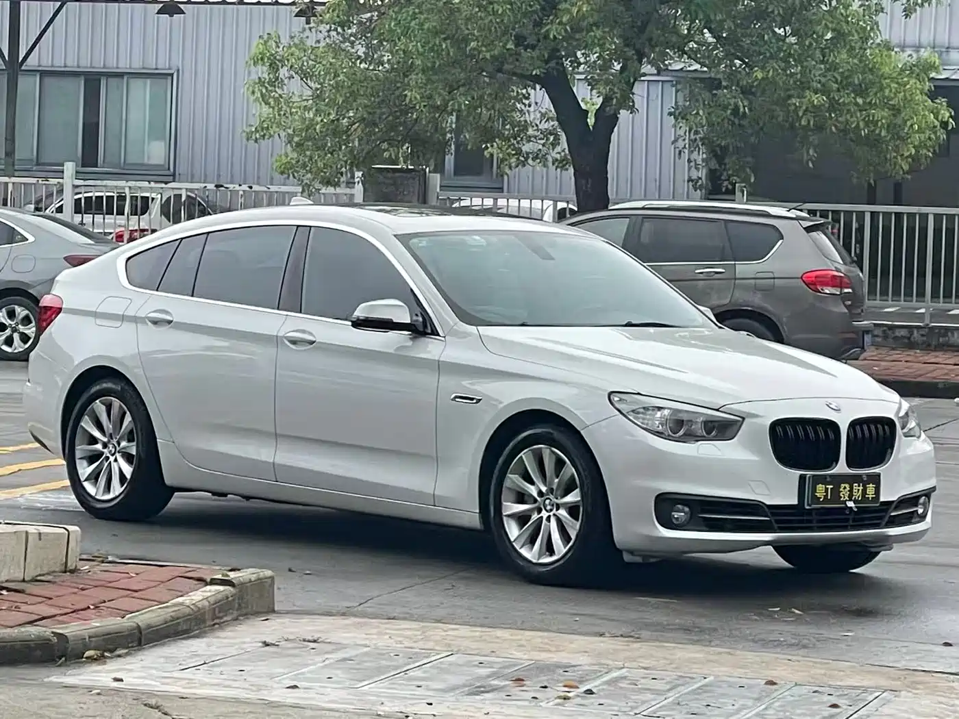BMW 5 Series GT 2014 528i Leading фото 3