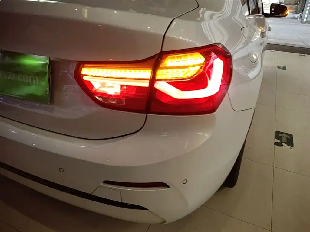 BMW 1 Series 2018 118i Sport Edition фото 8