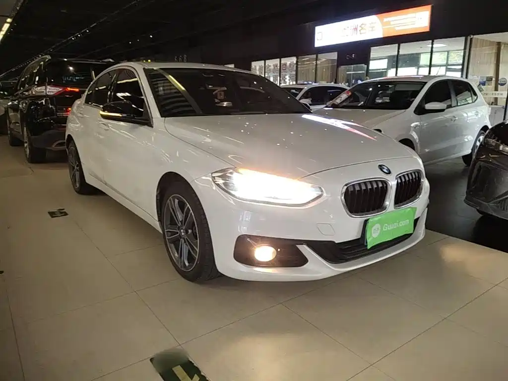 BMW 1 Series 2018 118i Sport Edition фото 4