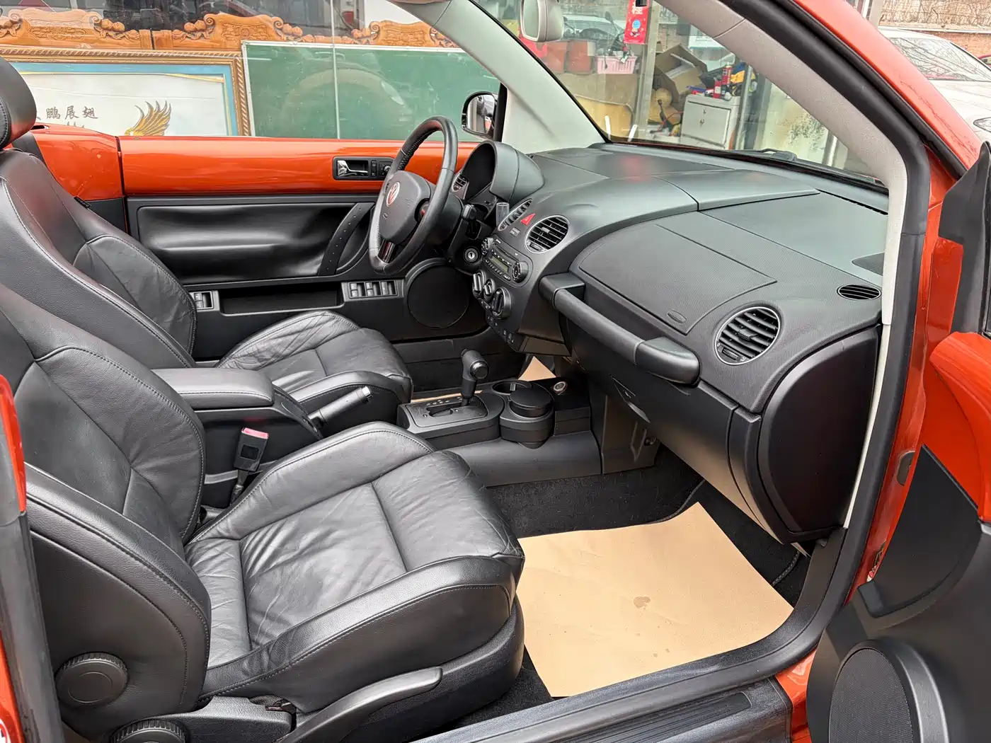 Volkswagen Beetle 2010 Model 2.0 BlackOrange Convertible Luxury Edition фото 24
