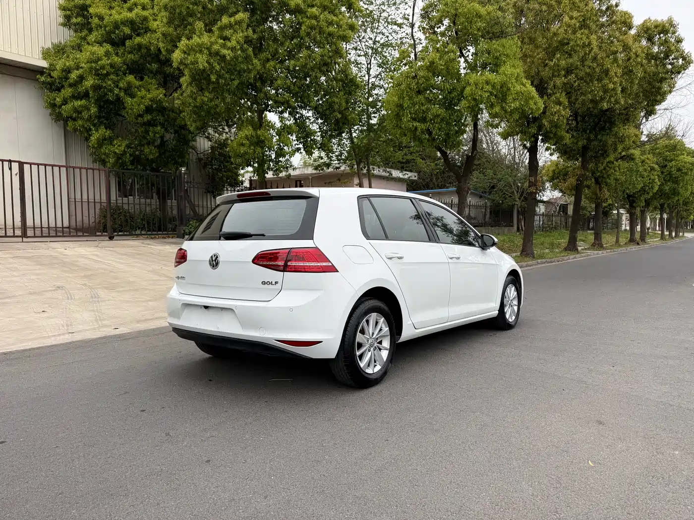 Volkswagen Golf 2014 1.6L Automatic Fashion Edition фото 5