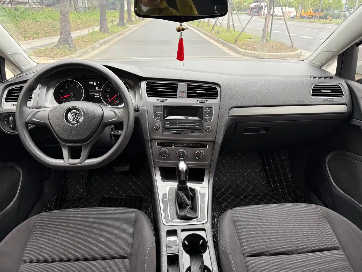 Volkswagen Golf 2014 1.6L Automatic Fashion Edition фото 10