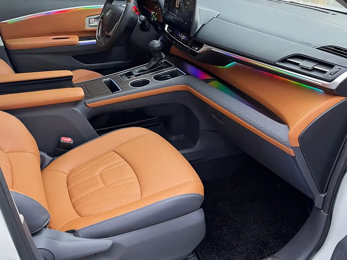 Toyota Granvia 2024 2.5L Hybrid Luxury фото 6