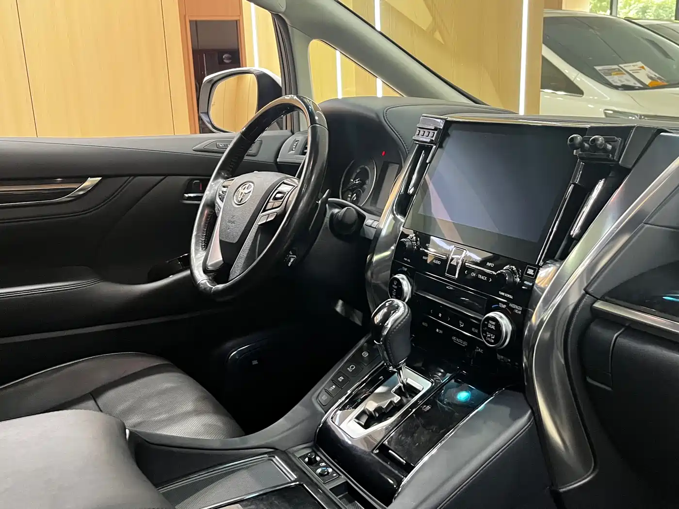 Toyota Vellfire 2021 Crown Hybrid 2.5L HV Luxury Edition фото 10