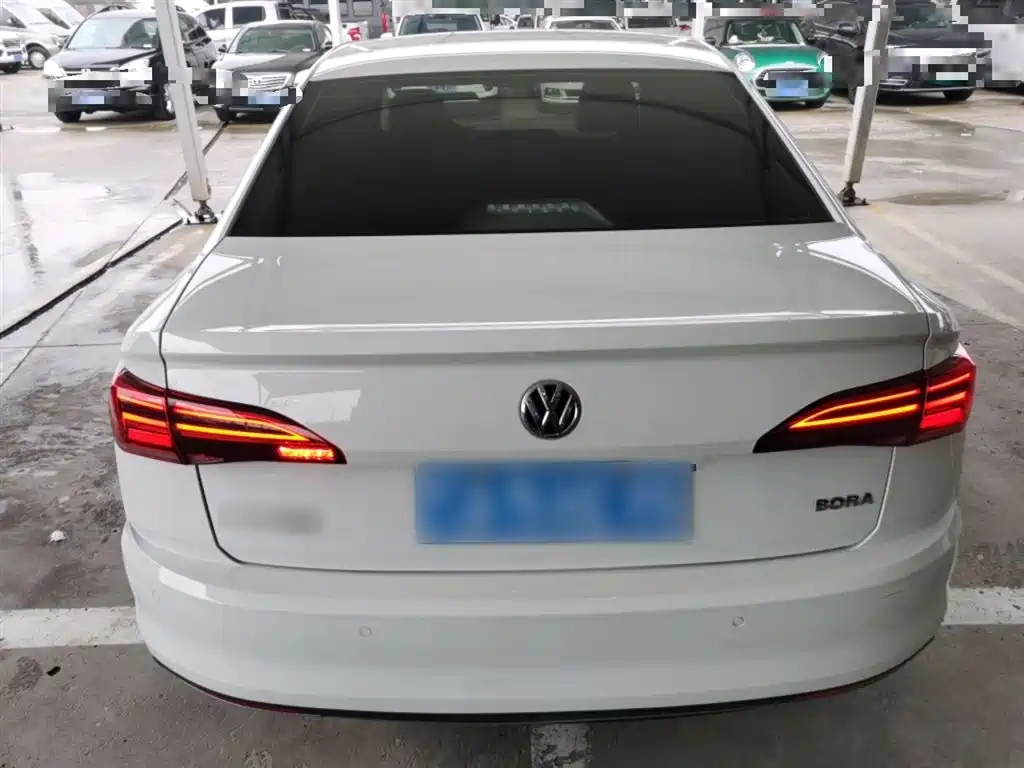 VOLKSWAGEN BORA