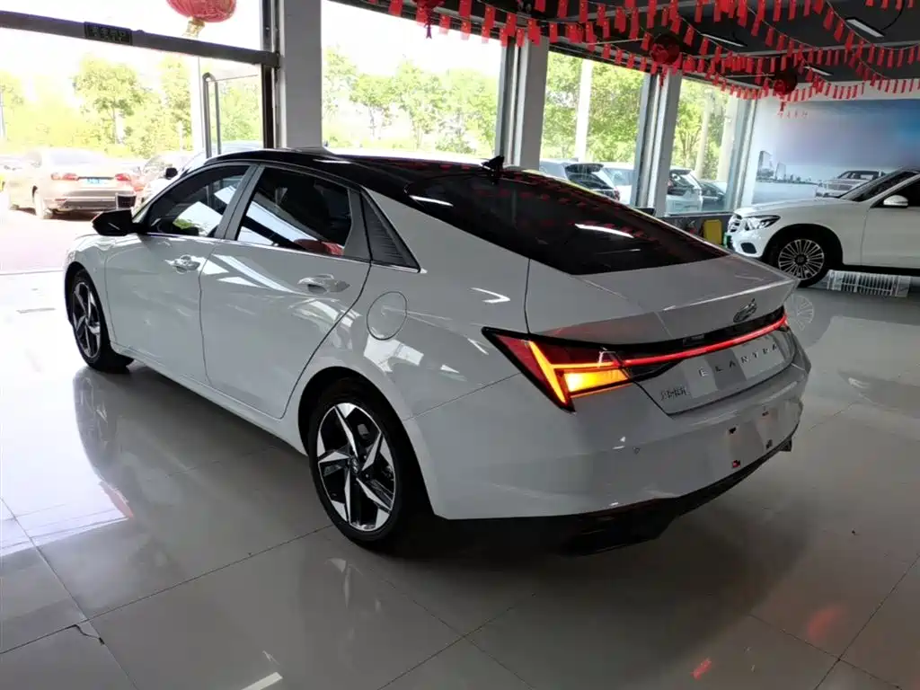 Hyundai Elantra 2022 1.5L CVT LUX Premium Edition фото 5
