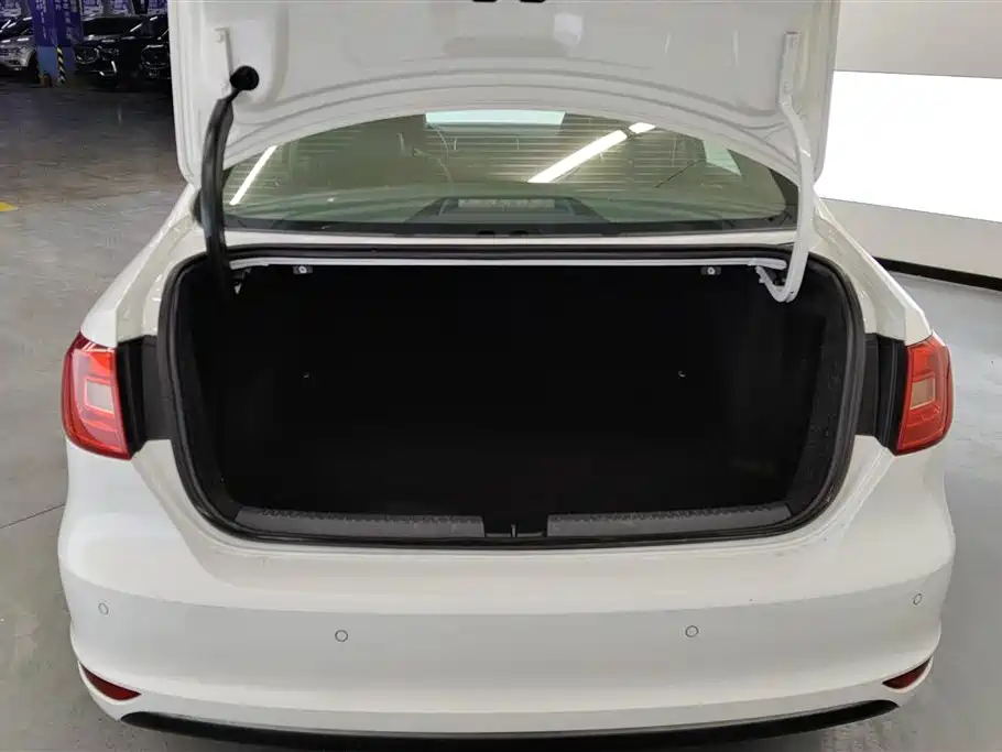 Volkswagen Sagitar 2014 Facelift 1.6L Automatic Comfort фото 4