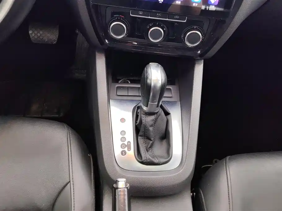 Volkswagen Sagitar 2014 Facelift 1.6L Automatic Comfort фото 16