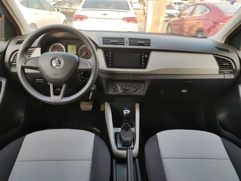 Škoda Fabia 2016 1.4L Automatic Car Enjoy Edition фото 6