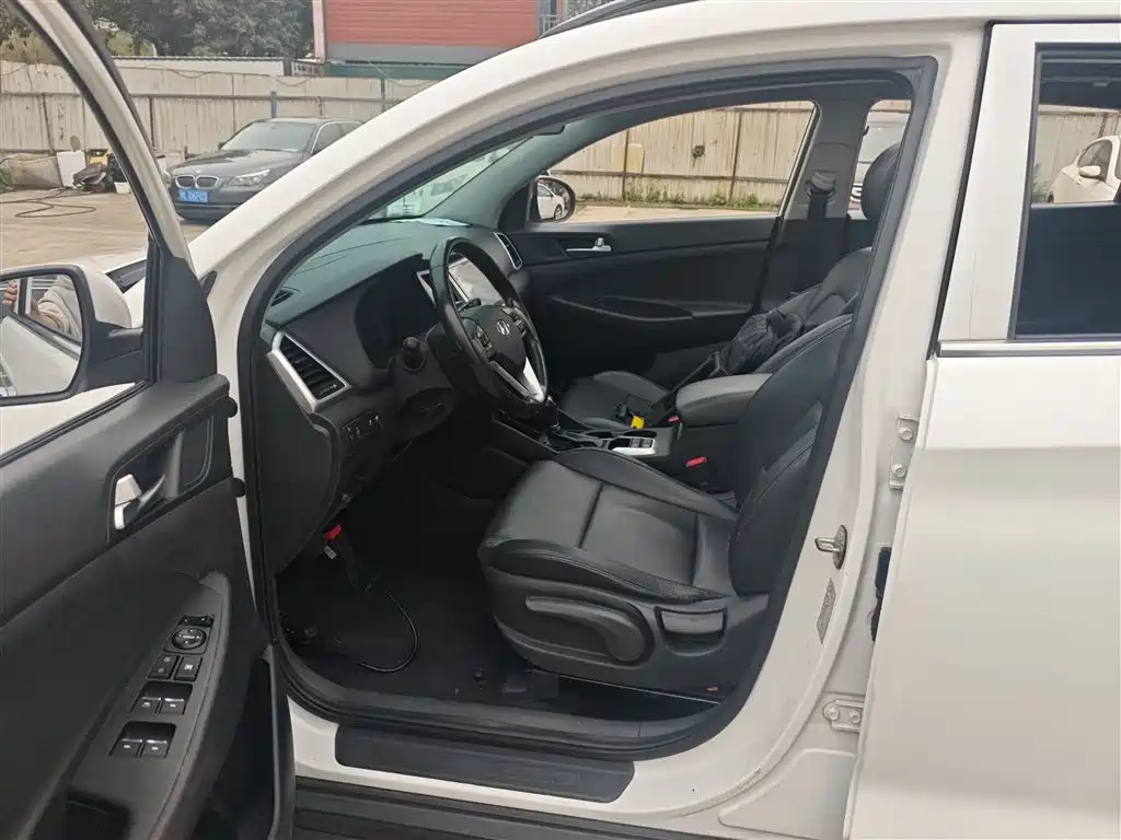 Hyundai Tucson 2015 2.0L Automatic 2WD Smart фото 15