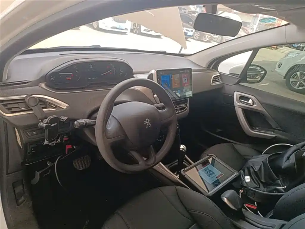 Peugeot 2008 2014 1.6L Automatic Trend Edition фото 6