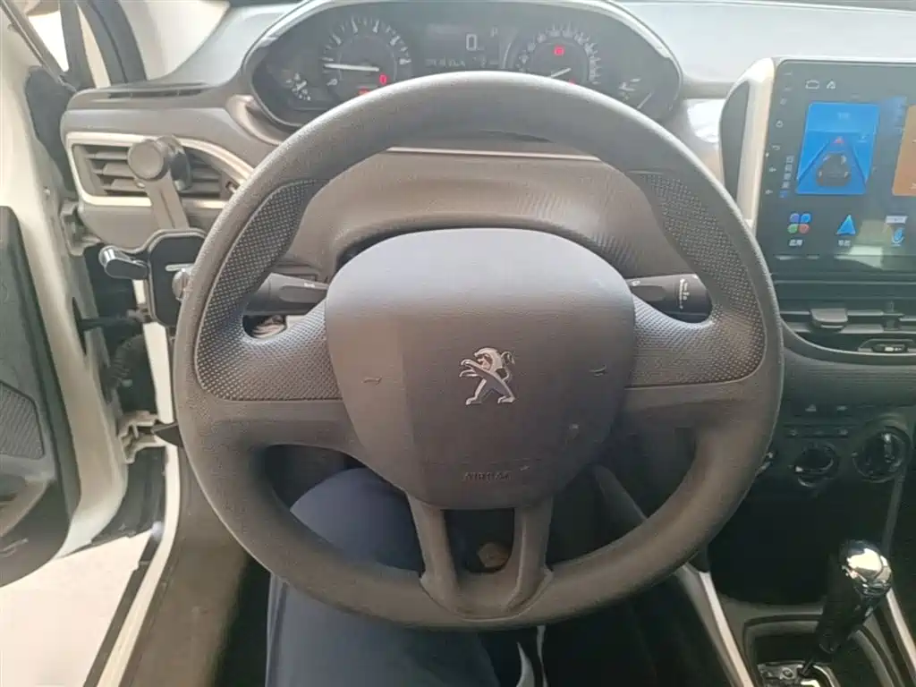 Peugeot 2008 2014 1.6L Automatic Trend Edition фото 7