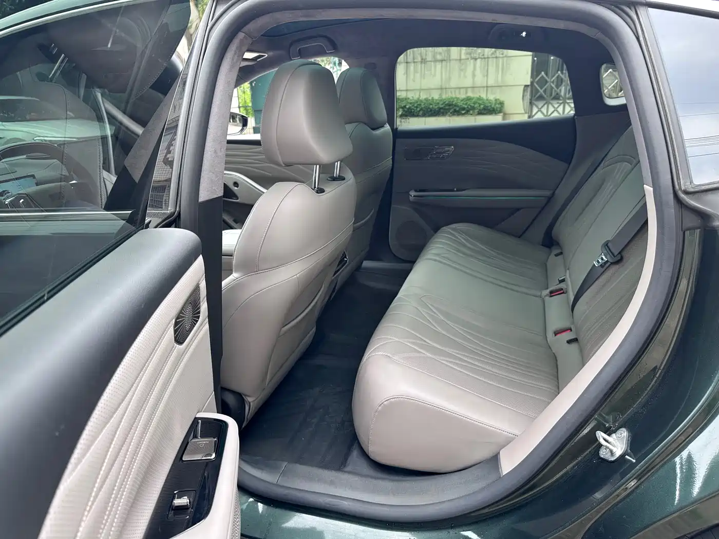 Geely Galaxy Galaxy Xingyao 8 2025 Model 60km EM-i Luxury Edition фото 8