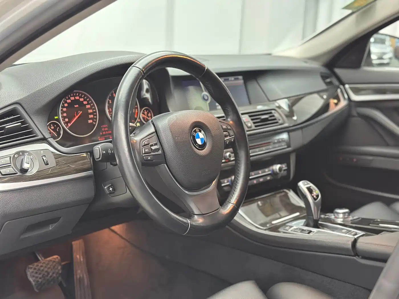 BMW 5 Series 2011 535Li Luxury фото 17