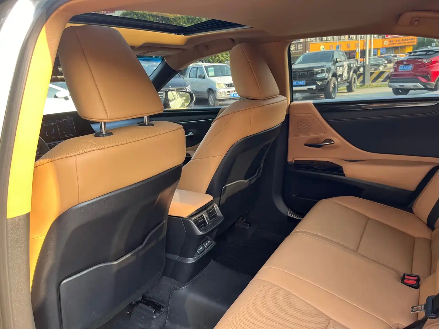 Lexus ES 2022 300h Ultimate Edition фото 11