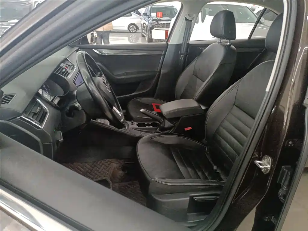 Škoda Octavia 2017 1.6L Automatic Smart Edition фото 12