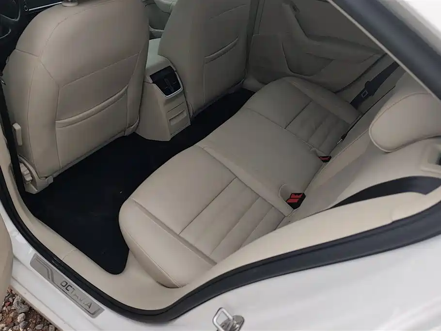 Škoda Octavia 2016 1.6L Automatic Smart Edition фото 11