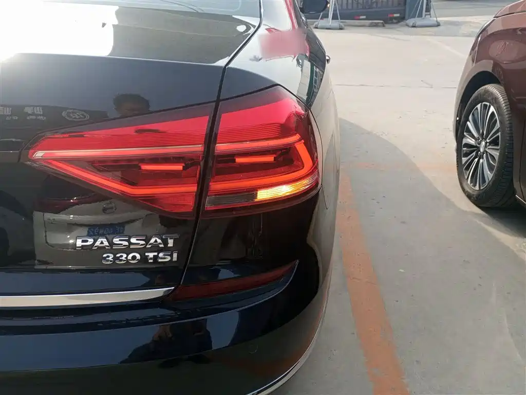 Volkswagen Passat 2017 330TSI DSG Luxury фото 8