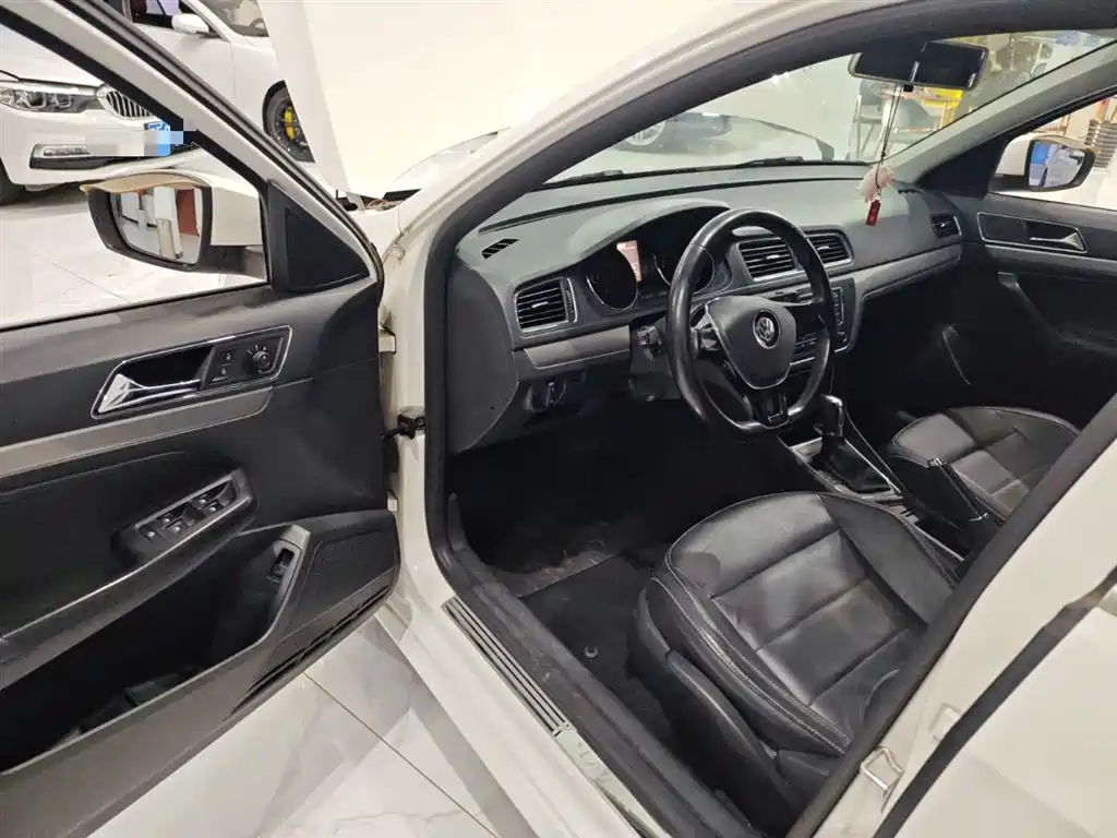 Volkswagen Lavida 2015 1.6L Automatic Comfort Edition фото 23