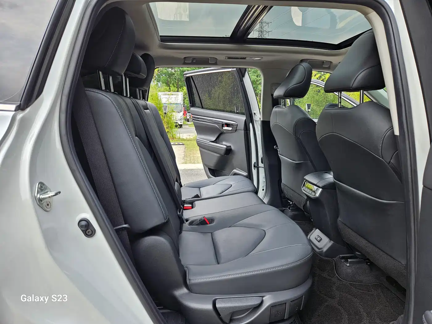 Toyota Highlander 2022 Dual Engine 2.5L 2WD Premium 7-Seater фото 16