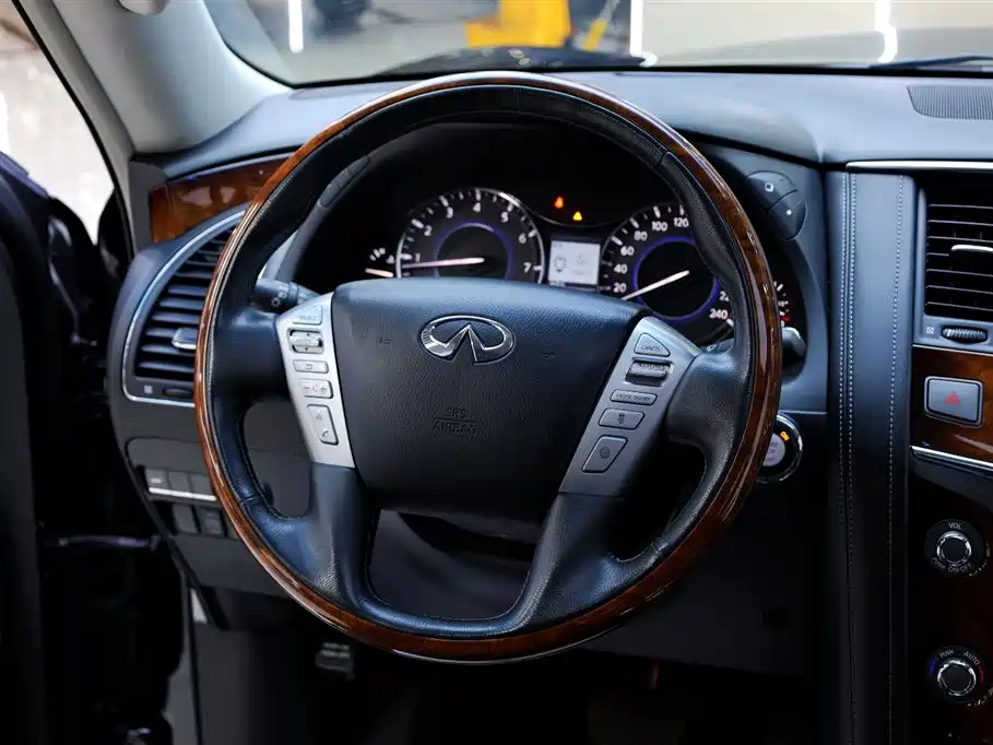 Infiniti QX80 2016 5.6L 4WD фото 23