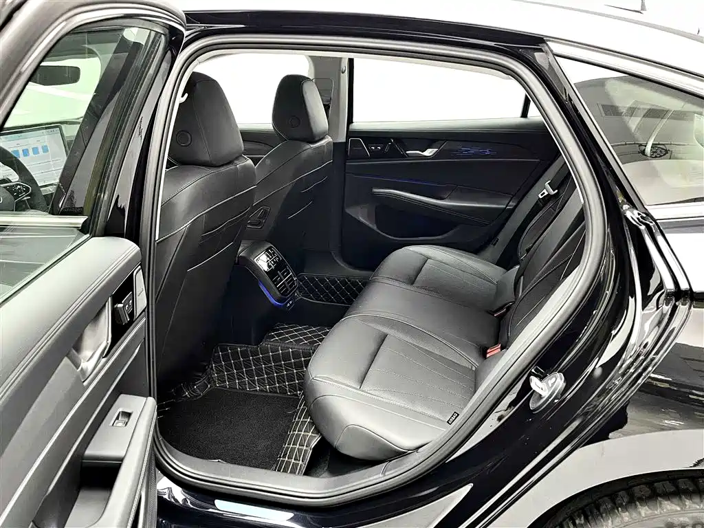 Volkswagen Passat 2025 Pro 380TSI Dragon Fortune Edition фото 10