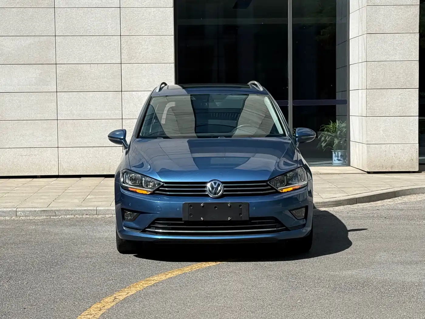 Volkswagen Golf Sportsvan 2018 230TSI Automatic Luxury фото 2