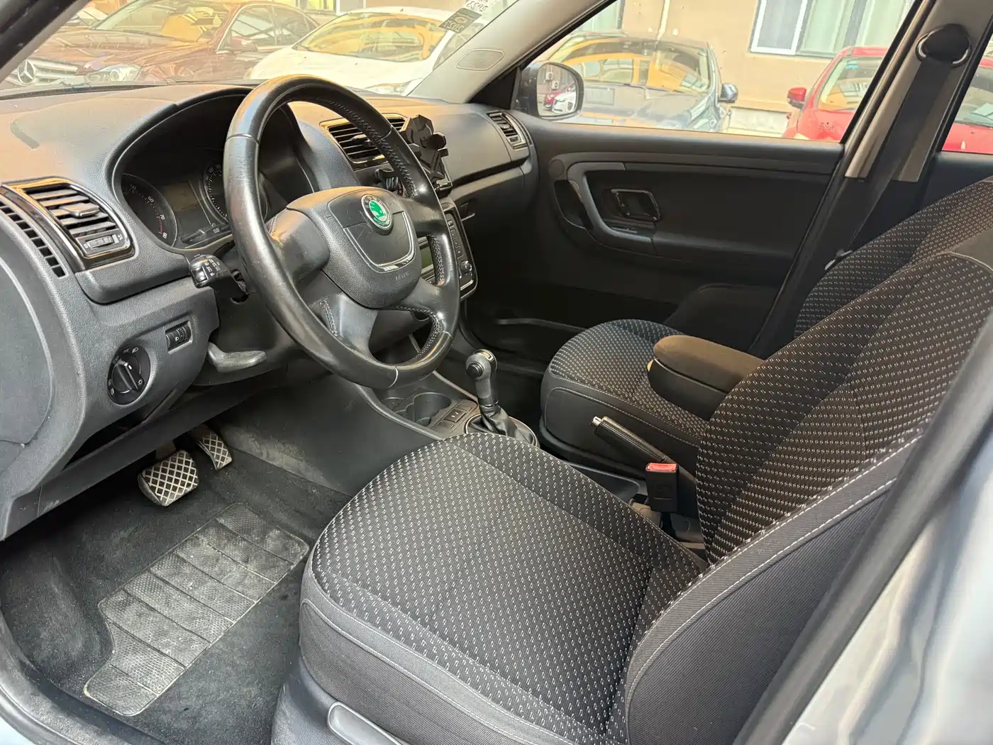 Škoda Fabia 2012 1.6L Automatic Cool Black Edition фото 8