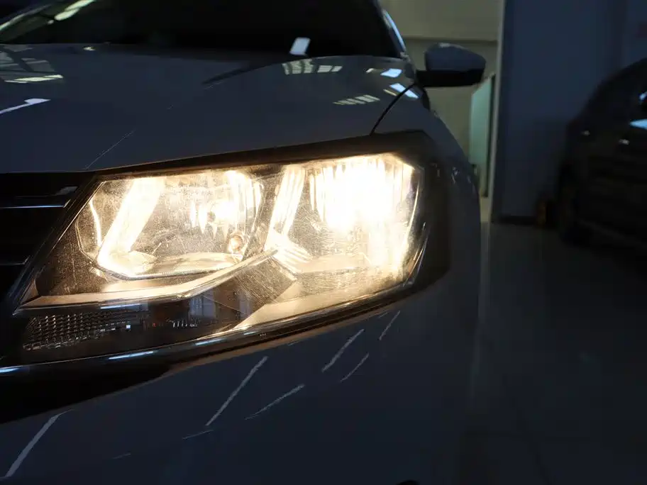 Volkswagen Lavida 2017 1.6L Manual Trend Edition фото 24