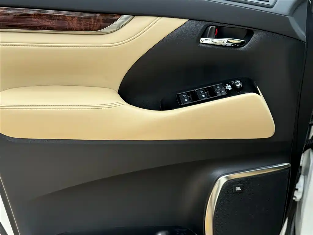 Toyota Alphard 2019 Hybrid 2.5L Luxury фото 12