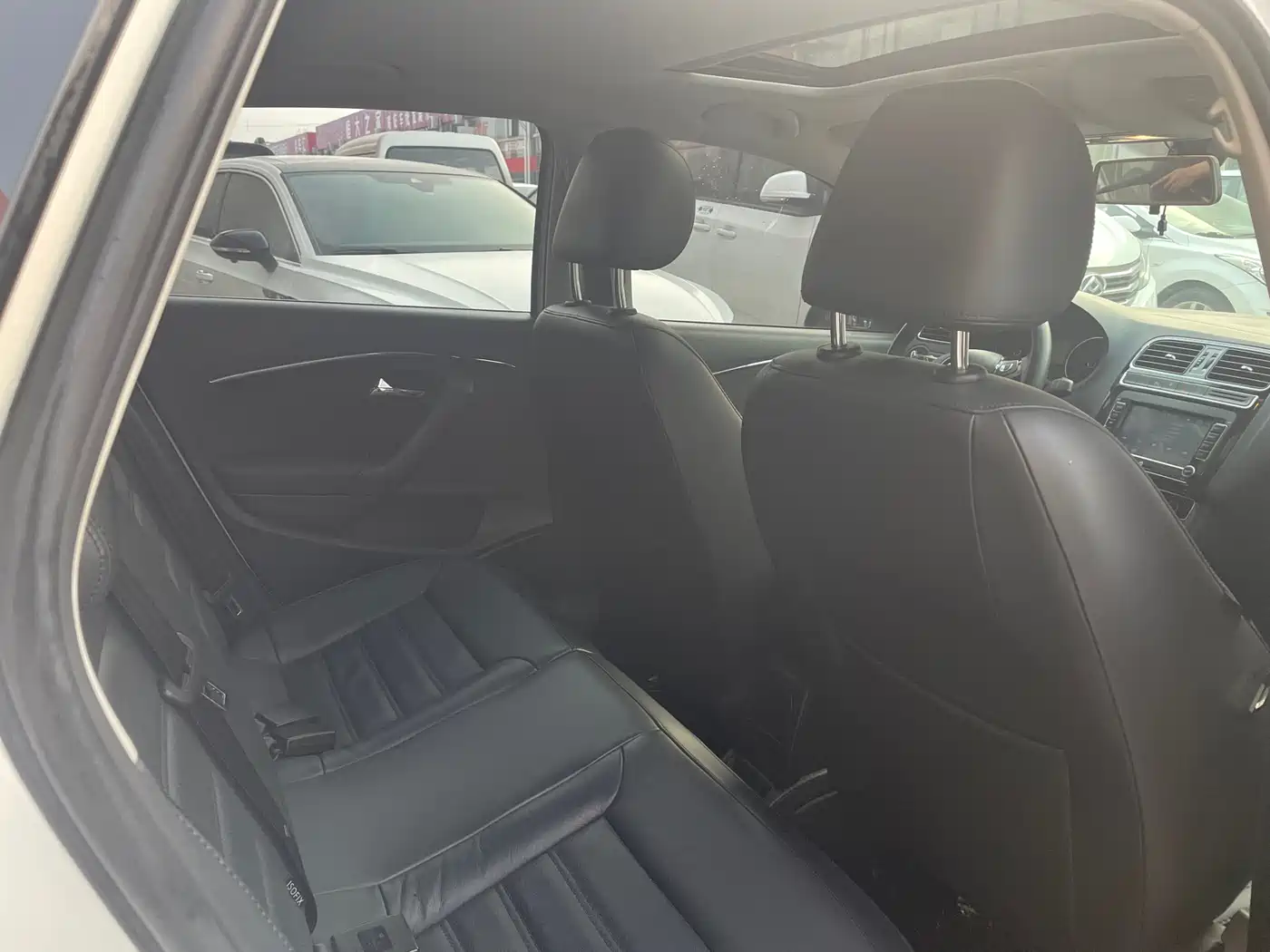 Volkswagen Polo 2014 1.4L Automatic Luxury Edition фото 5