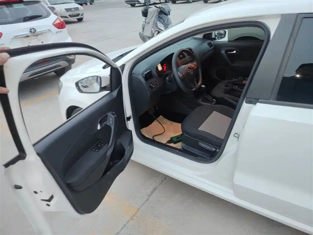 Volkswagen Polo 2016 1.4L Automatic Trend фото 12