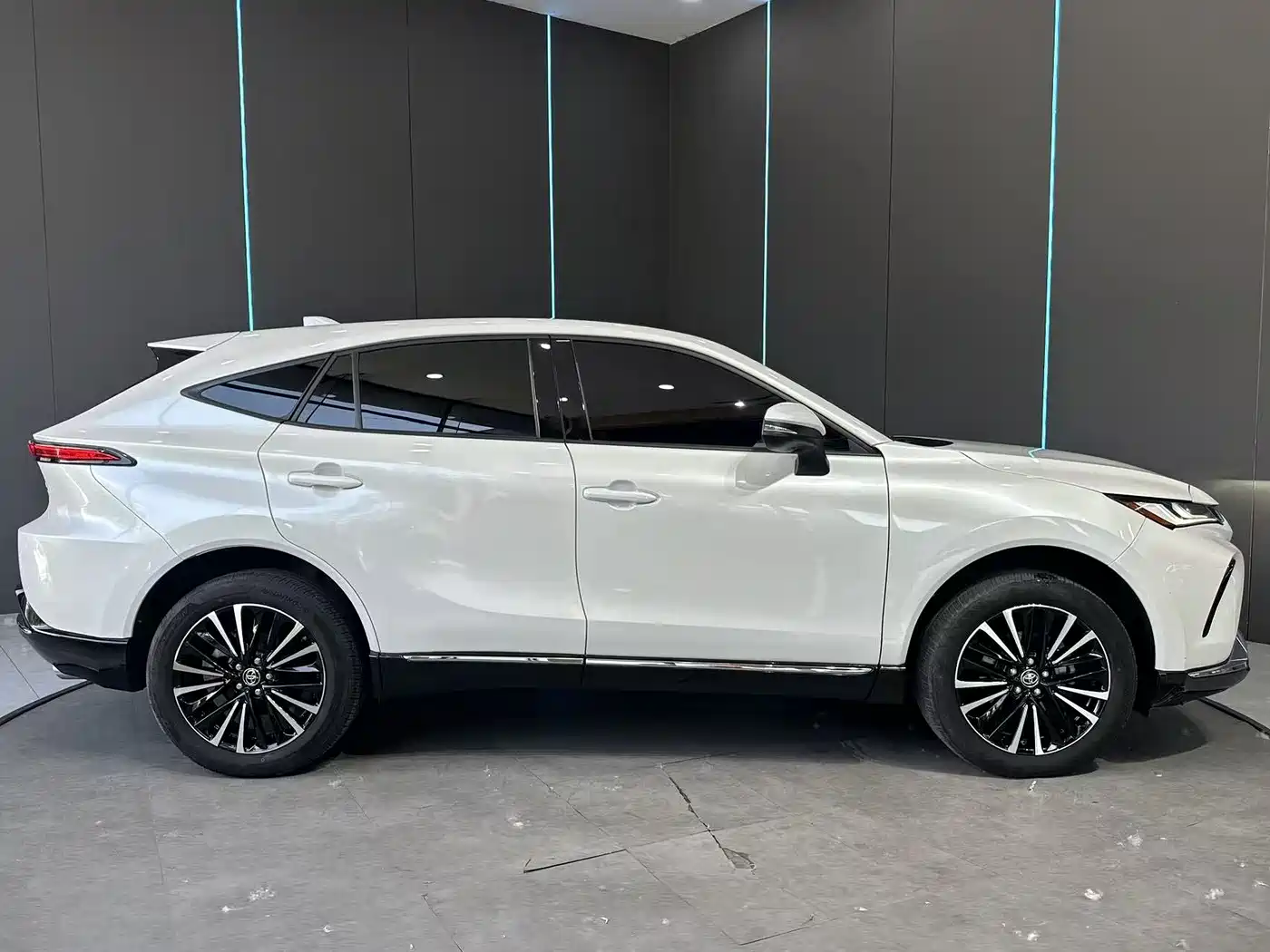 Toyota Venza 2022 2.0L CVT AWD Ultimate Edition фото 5
