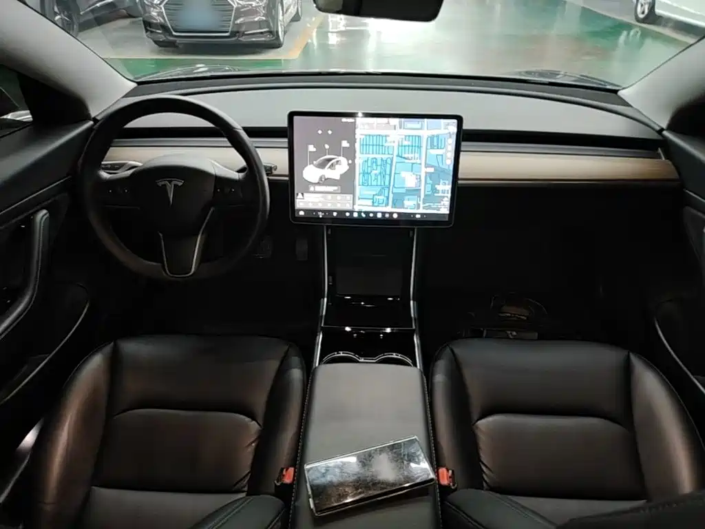 Фото 10 - Tesla Model 3