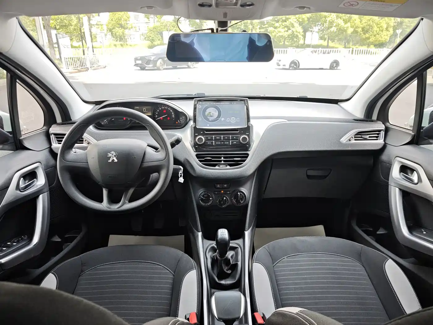 Peugeot 2008 2014 1.6L Manual Trend Edition фото 5
