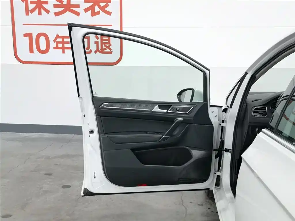Volkswagen Golf Sportsvan 2018 230TSI Automatic Luxury фото 8