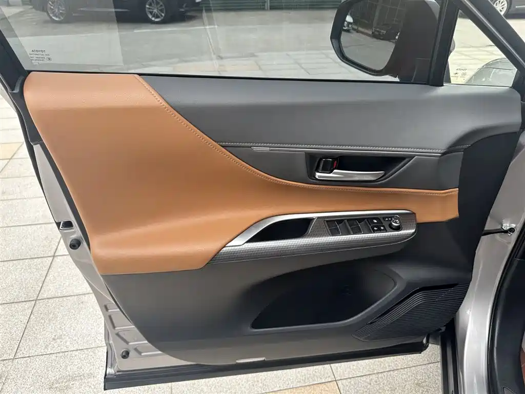 Toyota Venza 2022 2.0L CVT 2WD Premium фото 15
