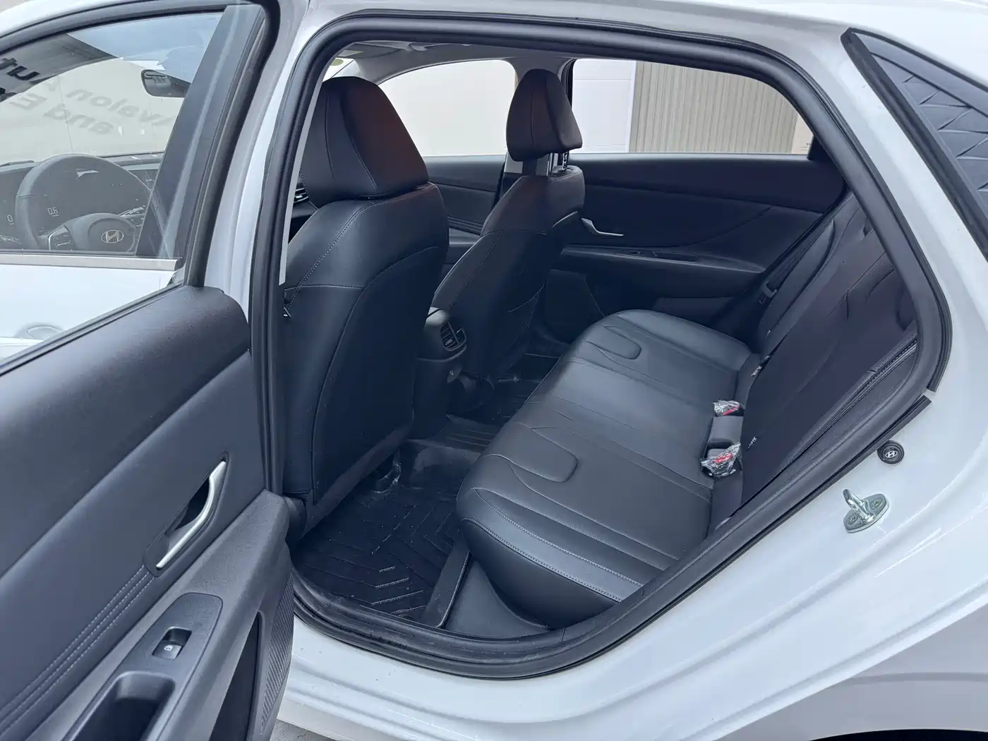 Hyundai Elantra 2023 Model 1.5L CVT LUX Premium Edition фото 18