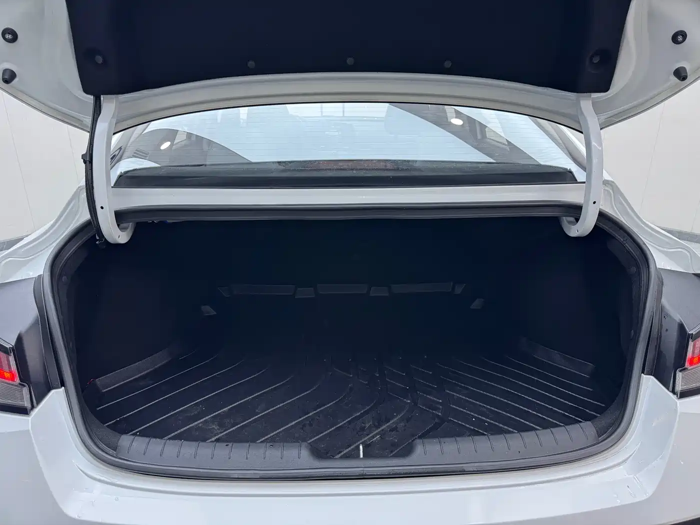 Hyundai Elantra 2023 Model 1.5L CVT LUX Premium Edition фото 19