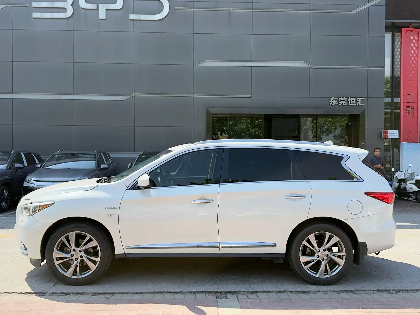 Photo 13 - Infiniti QX60 (Import)