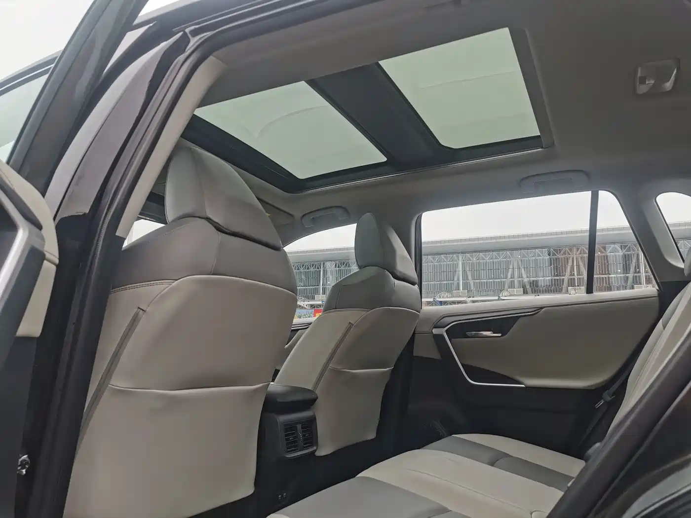Toyota RAV4 Rongfang 2022 2.0L CVT 4WD Premium Edition фото 8