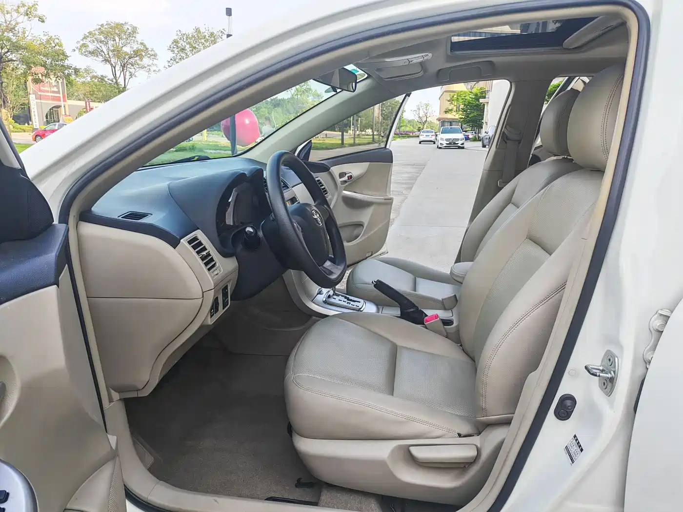 Toyota Corolla 2013 Special Edition 1.6L Automatic Cool GL фото 6