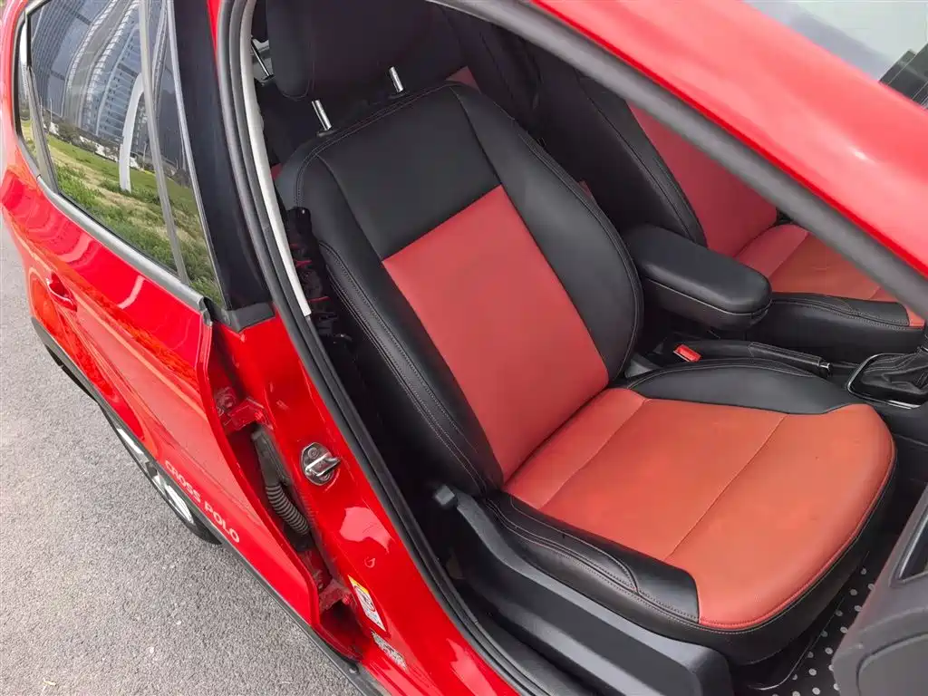 Volkswagen Polo 2014 1.6L Cross Polo Automatic фото 20