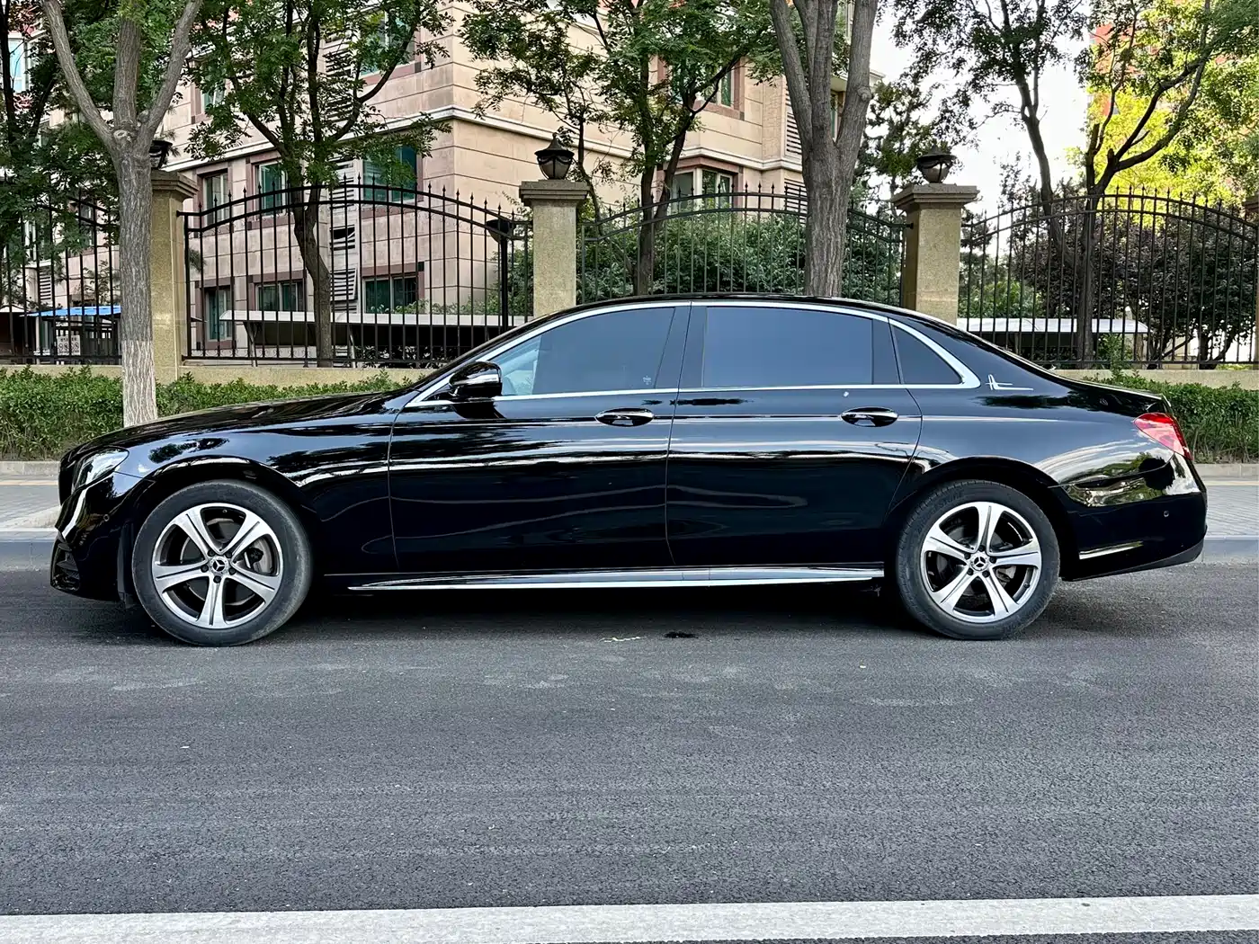 Mercedes-Benz E-Class 2020 Model E 260 L Sport фото 3