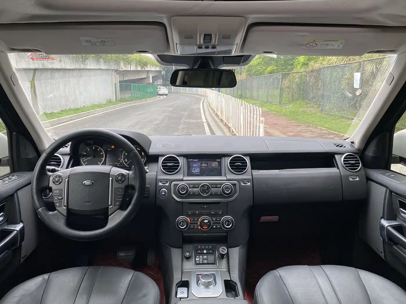 Land Rover Discovery 2016 3.0 SC Gloss Black Collector's Edition HSE фото 10