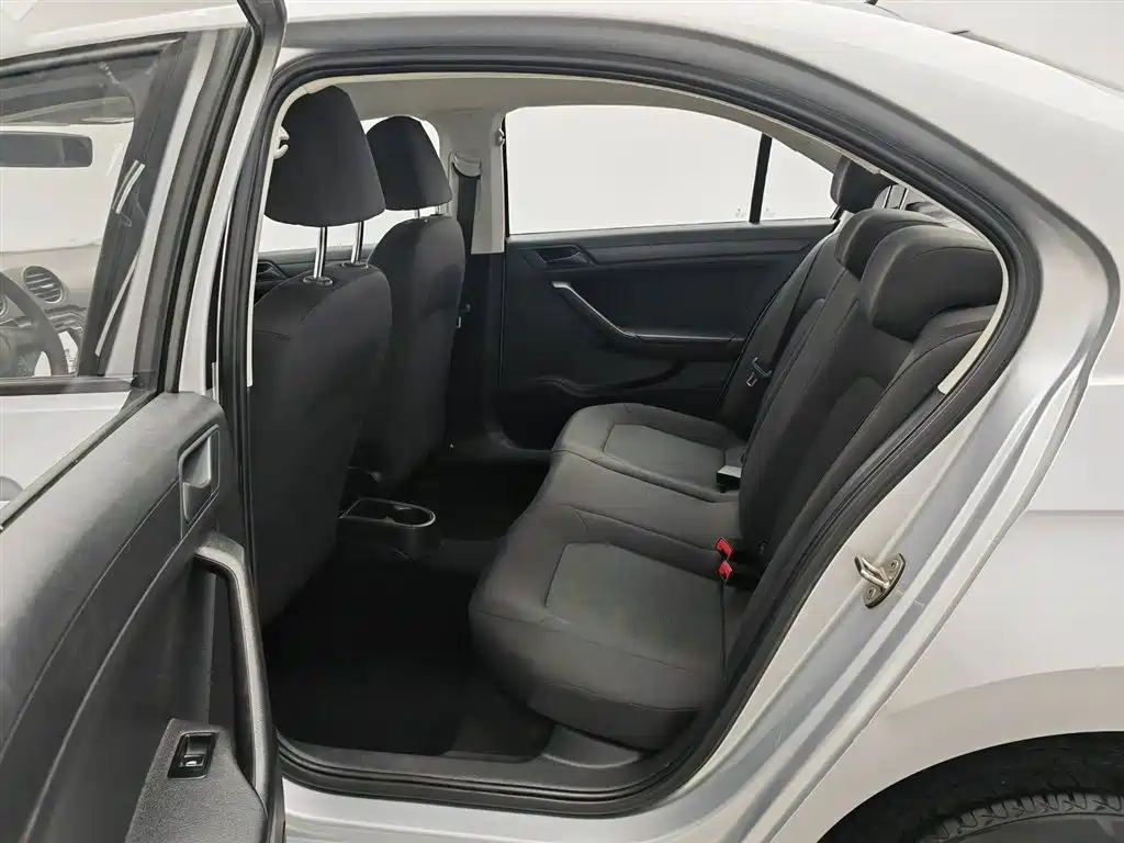 Volkswagen Jetta 2015 1.6L Manual Trend фото 15