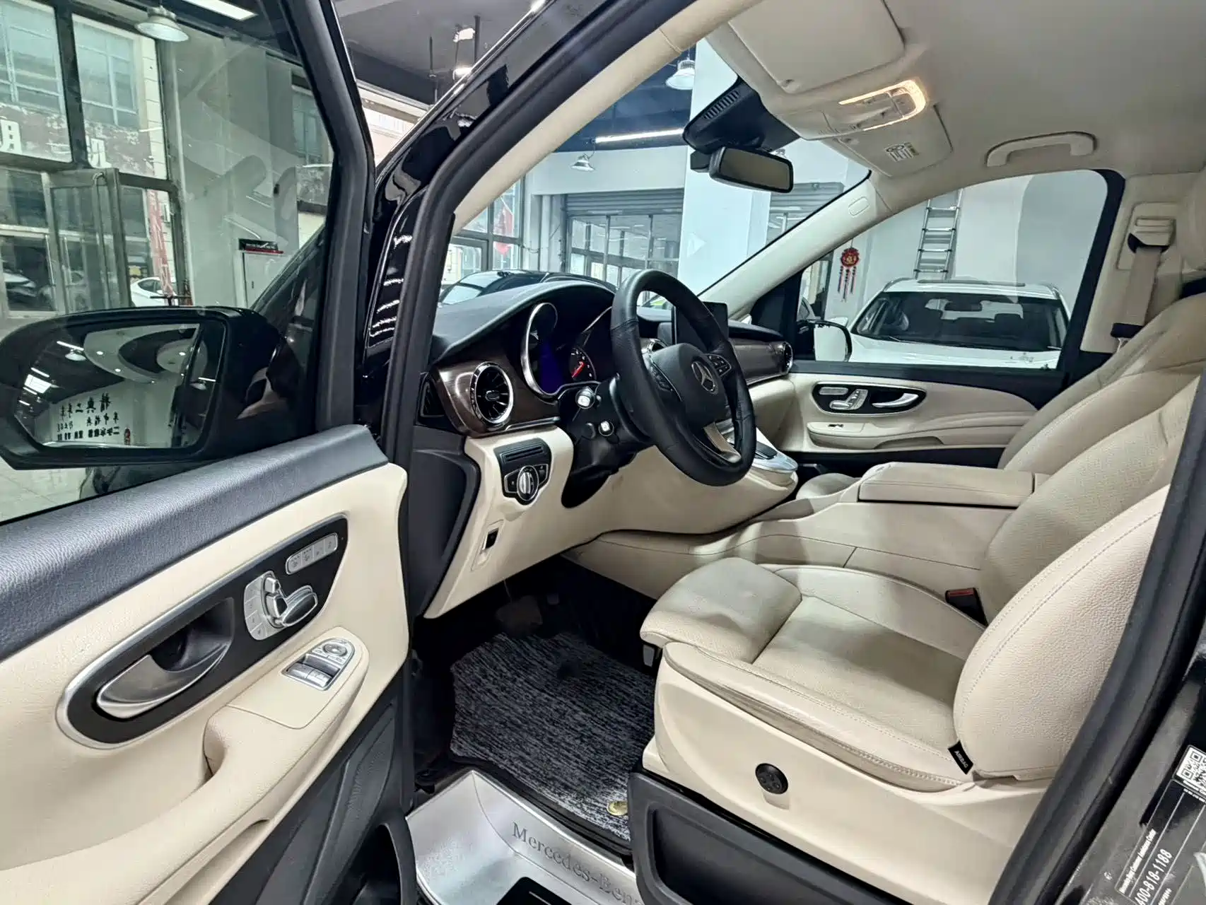 Фото 8 - Mercedes-Benz V-Class